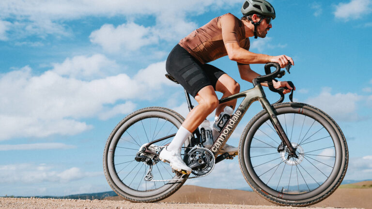 Cannondale améliore encore son gravel Topstone Carbon avec suspension arrière KingPin et fourche Lefty en option