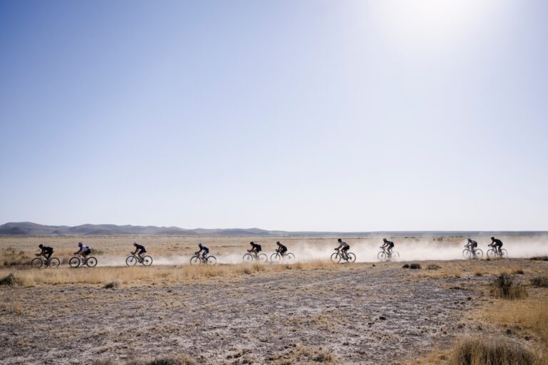 Cycliste en gravel sur une piste dans le désert