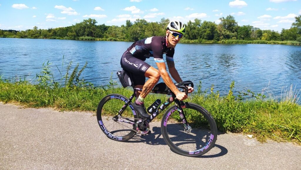 Romain Lescanne à vélo le long de la Moselle