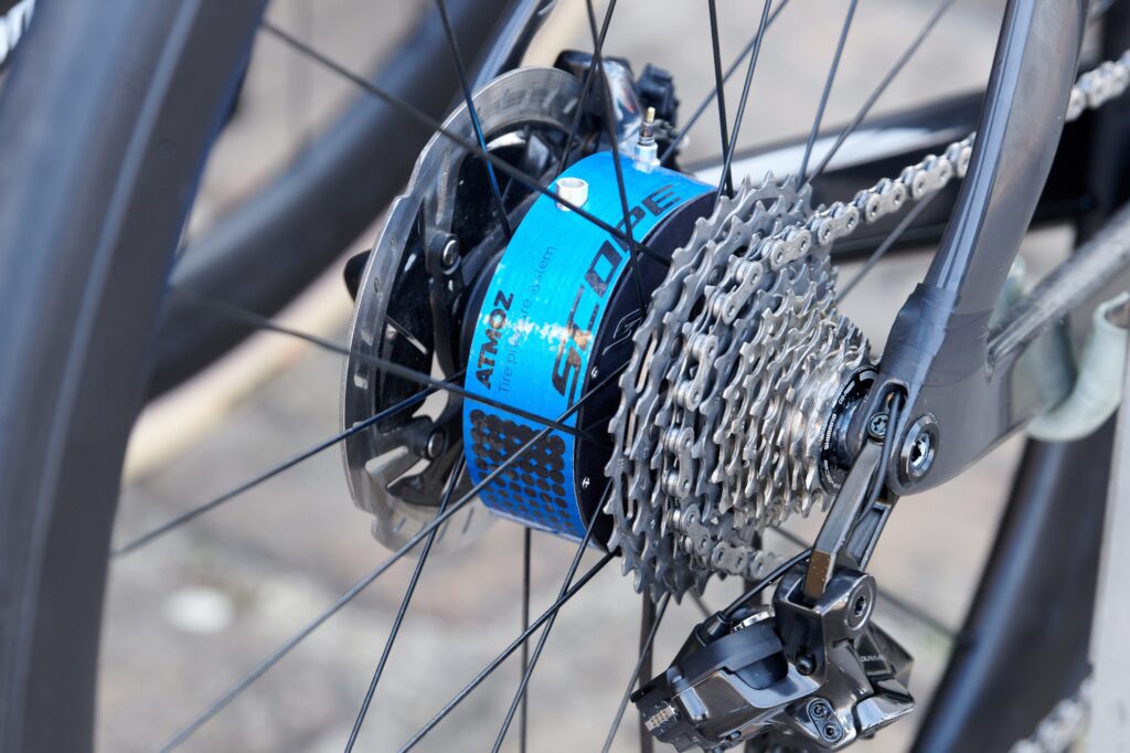 Système Scope Atmoz d'ajustement de la pression des pneus sur un vélo de la Team DSM